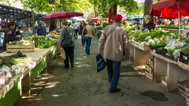 Personen auf einem Gemüsemarkt im freien